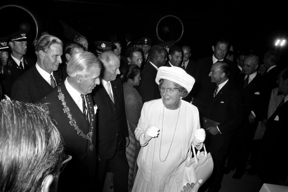 Koningin Juliana en prins Bernhard vertrekken van Schiphol naar Thailand en Indo, Bestanddeelnr 924-8480