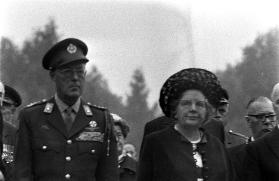 Koningin Juliana en prins Bernhard wonen herdenkingsplechtigheid op Airborne Be…, Bestanddeelnr 922-8004
