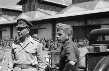 KNIL-officieren aan de kade van Tandjong Priok, Bestanddeelnr 457-2-3