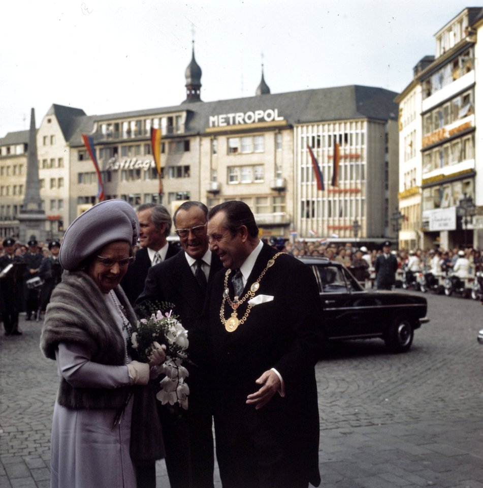 Koningin Juliana en prins Bernhard worden bij het stadhuis van Bonn begroet door, Bestanddeelnr 254-9002