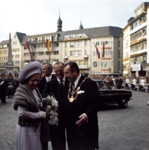 Koningin Juliana en prins Bernhard worden bij het stadhuis van Bonn begroet door, Bestanddeelnr 254-9002