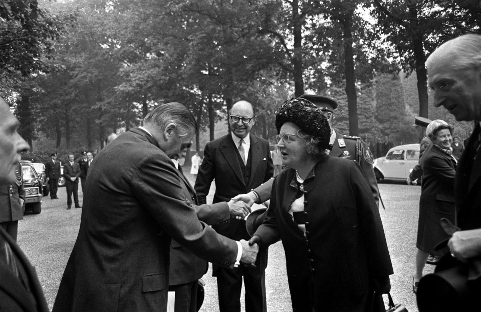Koningin Juliana en prins Bernhard wonen herdenkingsplechtigheid op Airborne Be…, Bestanddeelnr 922-8002