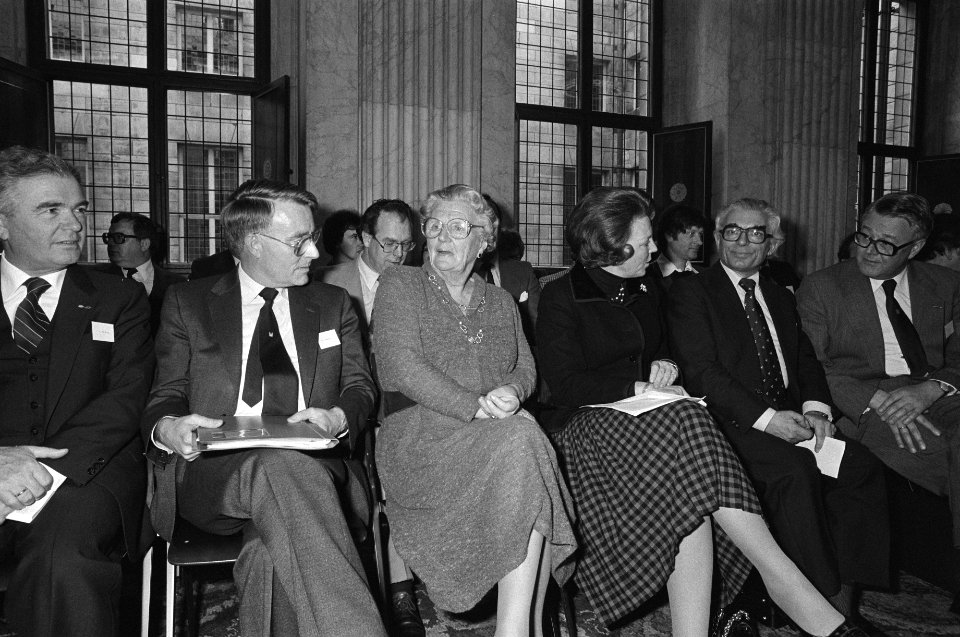 Koningin Juliana en Prinses Beatrix bij forum bij een kaart in Paleis op de Dam , Bestanddeelnr 930-7478