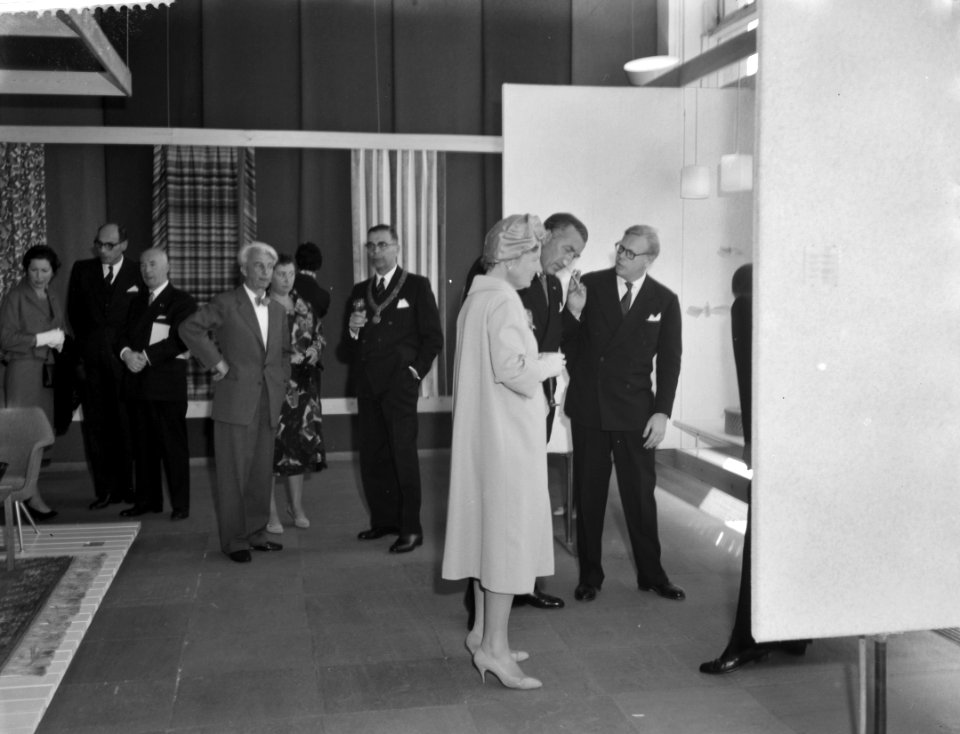 Koningin Juliana en prins Bertil tijdens hun rondgang over de expositie in het , Bestanddeelnr 910-7250