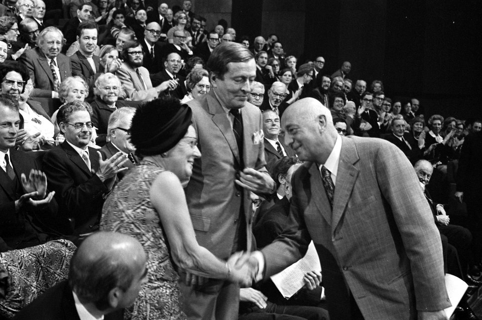 Koningin Juliana en prins Claus feliciteren Sicco Mansholt met titel Europeaan v, Bestanddeelnr 925-9195