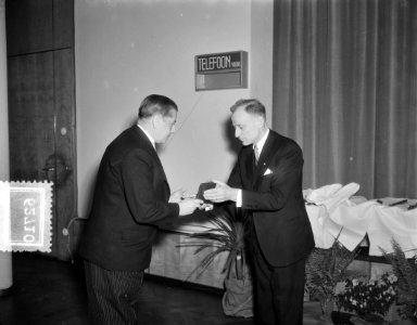 KNMI 100 jaar Herdenking Utrecht met Prins Bernhard uitreiking Buys Ballot medai, Bestanddeelnr 906-2710