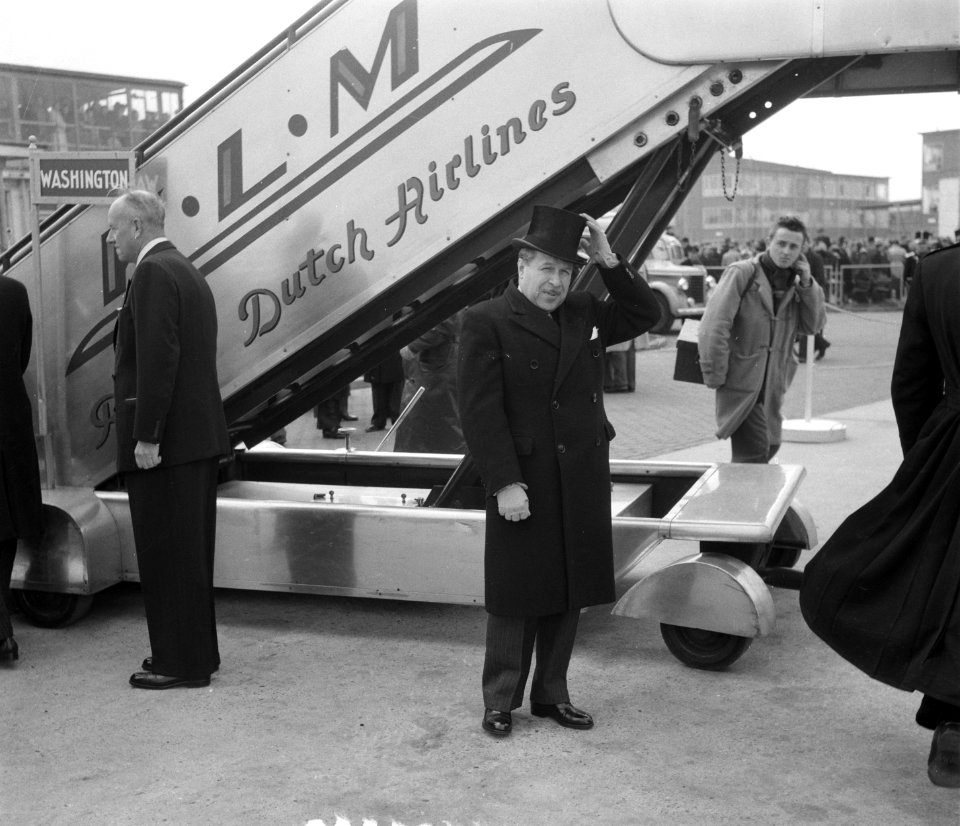Koningin Juliana en prins Bernhard voor staatsbezoek naar Amerika. Platform van , Bestanddeelnr 905-0319