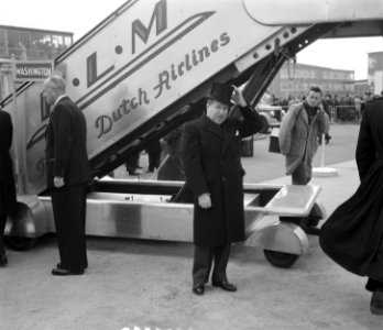 Koningin Juliana en prins Bernhard voor staatsbezoek naar Amerika. Platform van , Bestanddeelnr 905-0319