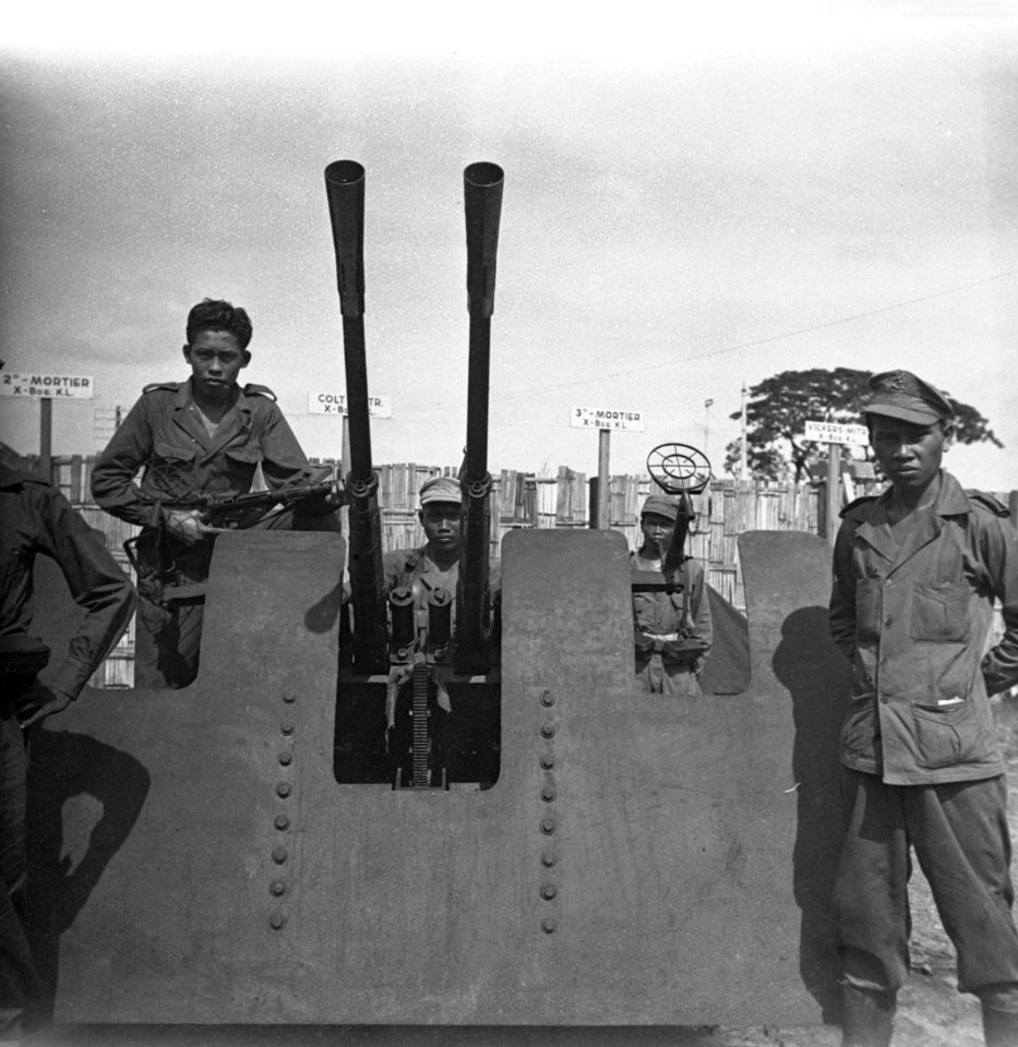 KNIL militairen poseren bij afweergeschut, Bestanddeelnr 10966