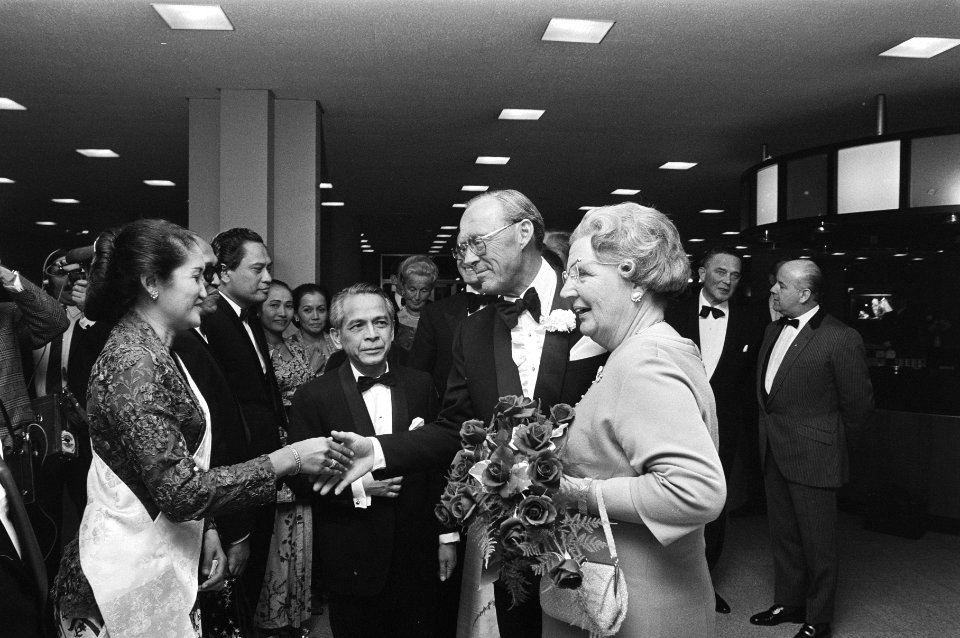 Koningin Juliana en prins Bernhard worden begroet door leden van de dansgroep, Bestanddeelnr 924-4197