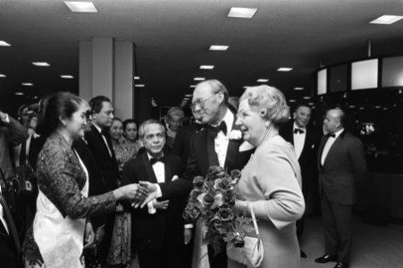 Koningin Juliana en prins Bernhard worden begroet door leden van de dansgroep, Bestanddeelnr 924-4197