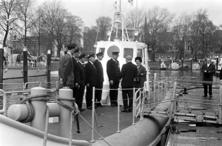 Koningin Juliana geeft te Rotterdam naam aan een reddingsboot, de Javazee, voor , Bestanddeelnr 920-1145