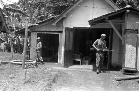 KNIL-militairen doorzoeken een huis, Bestanddeelnr 5732