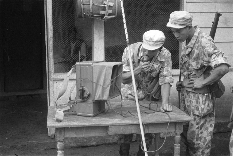 KNIL-militairen bij een veldtelefoon, Bestanddeelnr 108-2-2