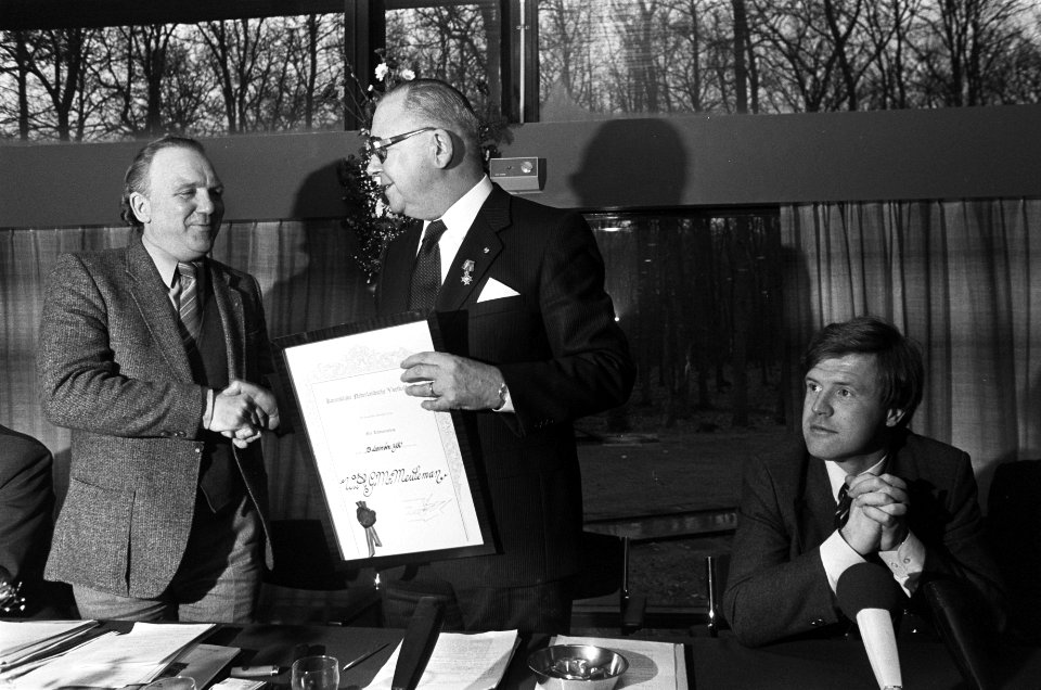 KNVB-Bondsvergadering in Zeist, vlnr Van Marle, Meuleman met certificaat omd, Bestanddeelnr 931-2047