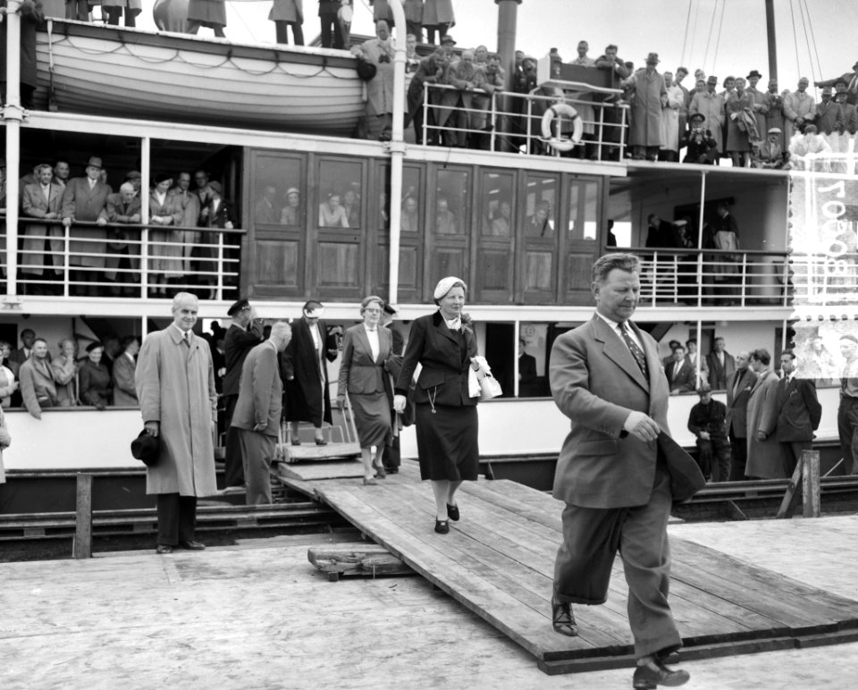 Koningin Juliana gaat aan boord van het schip de Van Hasselt, Bestanddeelnr 908-0007