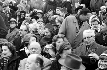 Koningin Juliana en prinsessen zijn aanwezig bij de huldiging van Sjoukje Dijkst, Bestanddeelnr 913-6869