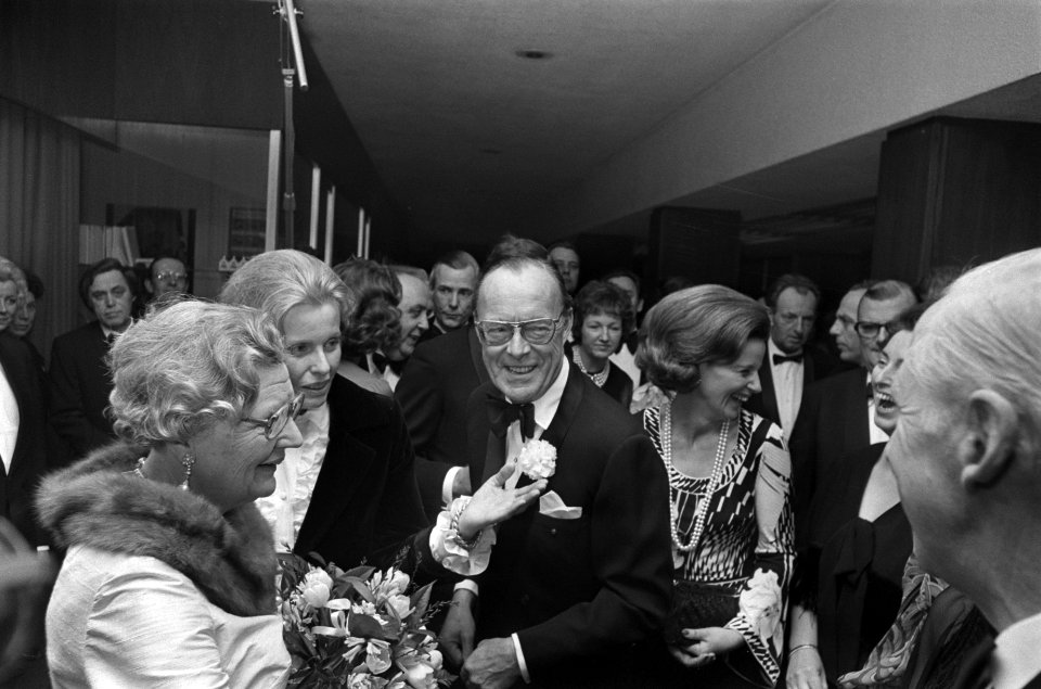 Koningin Juliana en prins Bernhard worden begroet bij aankomst, Bestanddeelnr 928-4147
