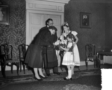 Koningin Juliana en Zijne Koninklijke Hoogheid prins Bernhard bij een uitvoering, Bestanddeelnr 908-1372