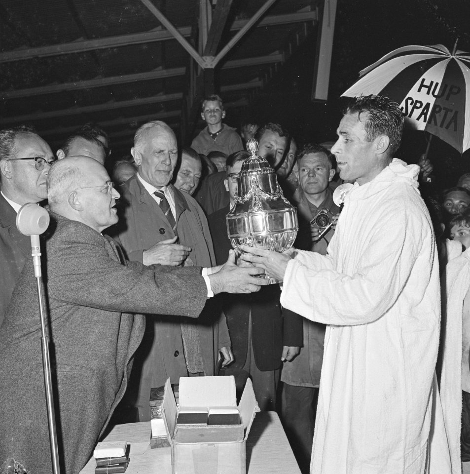 KNVB-beker KNVB voorzitter Louis Schreuder overhandigde Tonny van Ede van Spart, Bestanddeelnr 914-0588