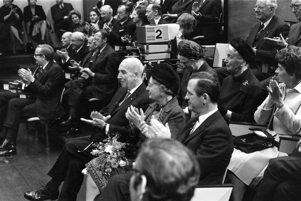 Koningin Juliana en prof Durrer in de zaal, Bestanddeelnr 925-4281