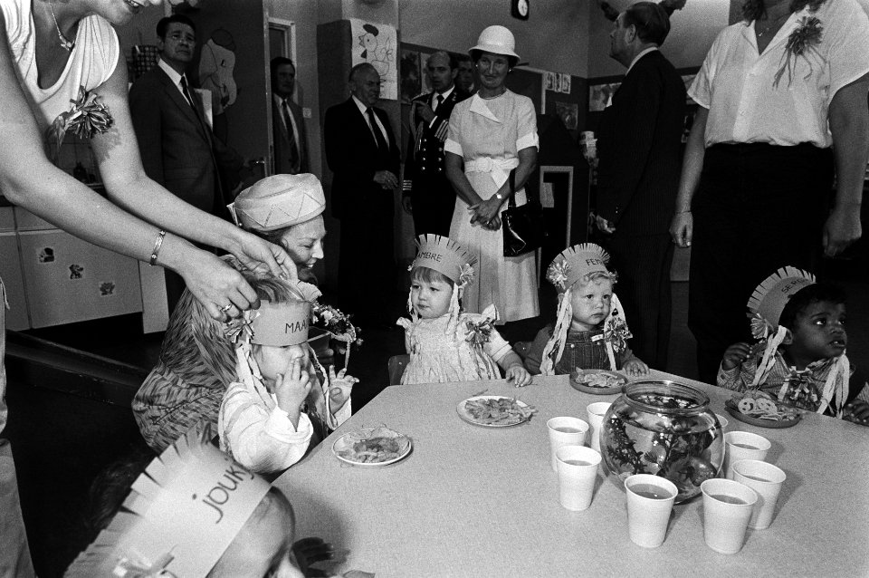 Koningin Beatrix bezoekt de crèche van de telefooninformatiedienst 008 in de Ams, Bestanddeelnr 931-6544