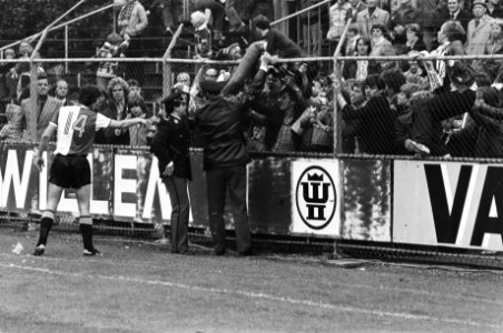 KNVB-beker Volendam tegen Feyenoord 2-1, Feyenoordsupporters over hek geklommen, Bestanddeelnr 929-9481