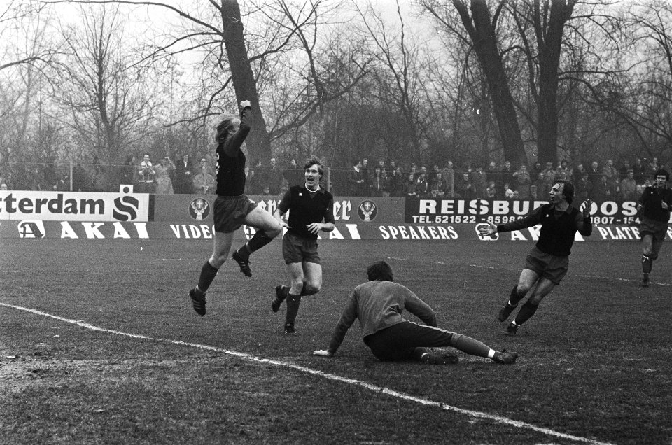 KNVB-beker Wageningen tegen AZ67 1-2, Leen Swanenburg juichend nadat hij de scor, Bestanddeelnr 929-5595