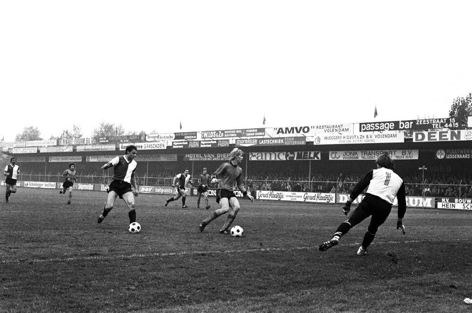 KNVB-beker Volendam tegen Feyenoord 2-1, twee ballen in het spel, Feyenoorder Pe, Bestanddeelnr 929-9483