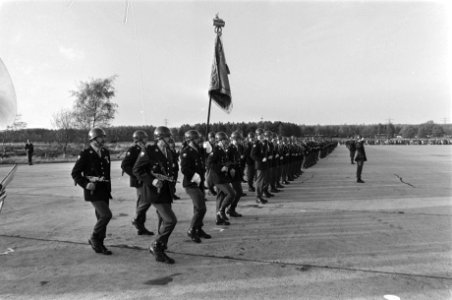 Koningin Beatrix heeft Vaandel uitgereikt aan het Korps Nat. Reserve in Amersfoo, Bestanddeelnr 933-1367