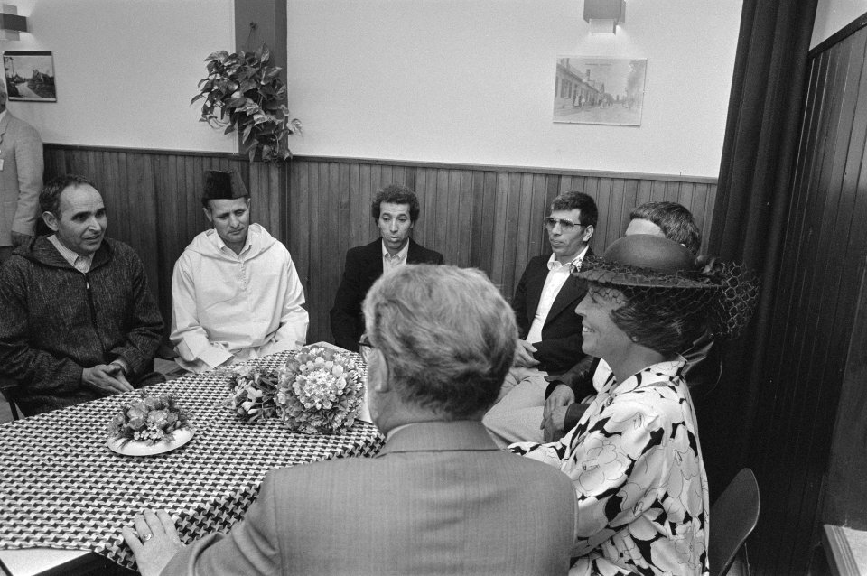 Koningin Beatrix in gezelschap met Marokkaanse mannen tijdens bezoek aan Zuid Oo, Bestanddeelnr 933-6922