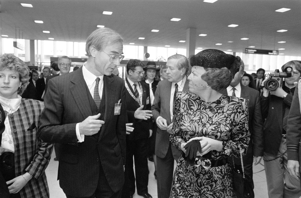 Koningin Beatrix in gesprek met minister Ruding, Bestanddeelnr 934-4254