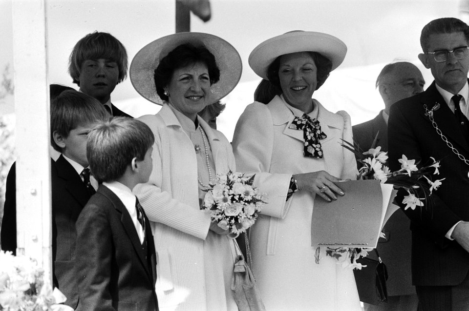 Koningin Beatrix en prinses Margriet (l) tijdens de aubade, Bestanddeelnr 932-5776