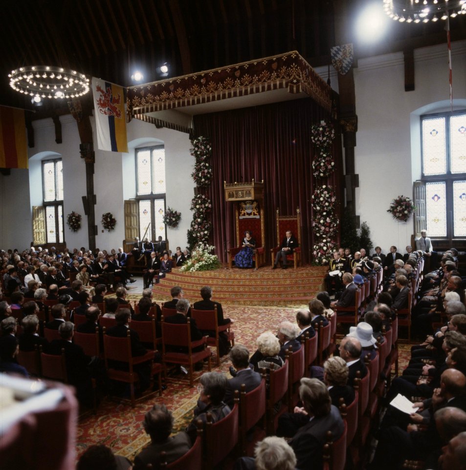 Koningin Beatrix leest de troonrede voor, naast haar zit Prins Claus, Bestanddeelnr 253-8797