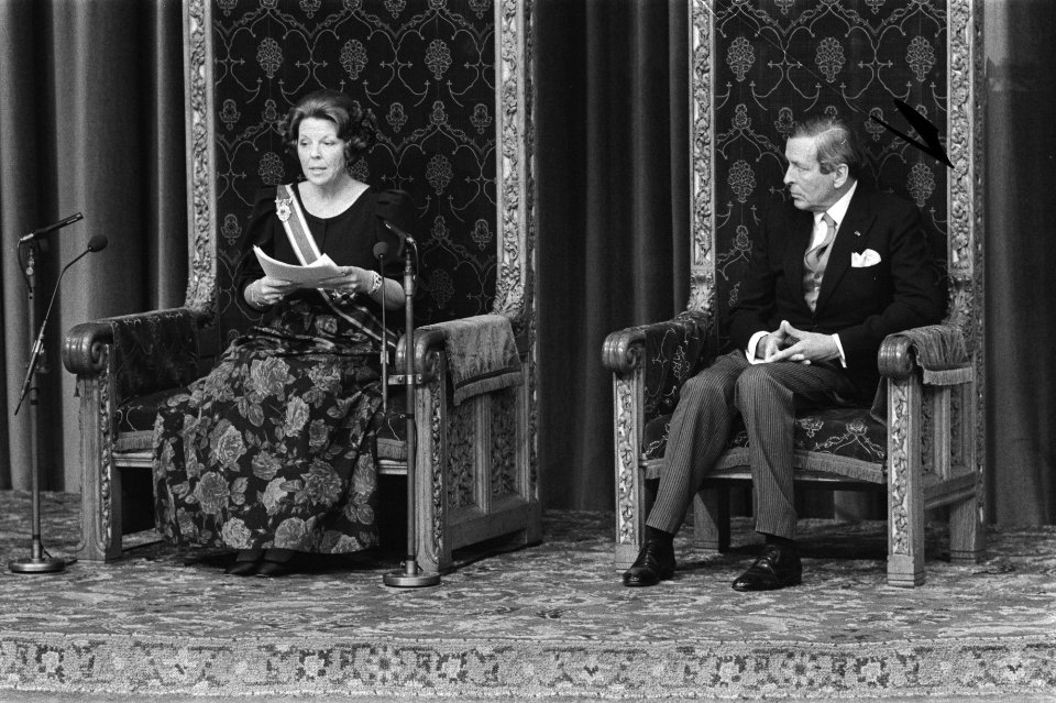 Koningin Beatrix leest de troonrede, rechts prins Claus, Bestanddeelnr 932-7059