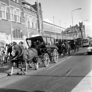Koetsen voor het station van Haarlem, Bestanddeelnr 926-8197