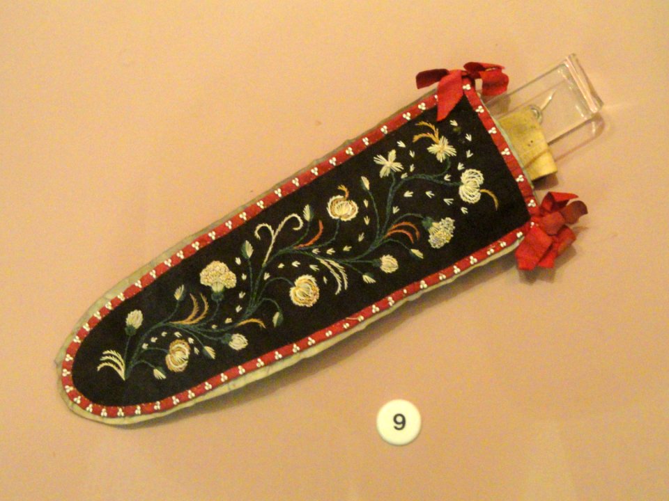 Knife sheath, Montagnais, late 19th century - Native American collection - Peabody Museum, Harvard University - DSC05467