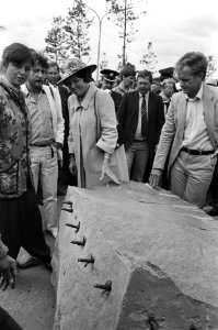 Koningin Beatrix met enkele kunstenaars bij een van de projecten, Bestanddeelnr 932-6248