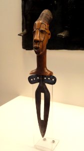 Knife with carved handle, Congo region, late 19th-early 20th century - African collection - Peabody Museum, Harvard University - DSC05792