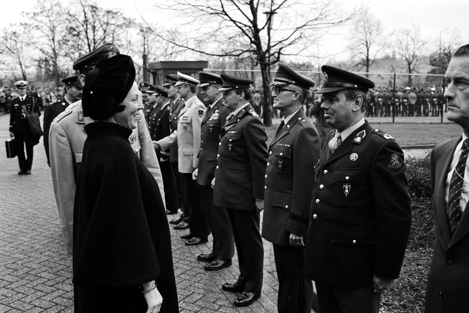 Koningin Beatrix inspecteert de erewacht, Bestanddeelnr 932-5326