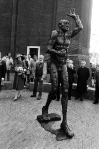 Koningin Beatrix met beeldhouwer Leen Droppert, Bestanddeelnr 932-5289