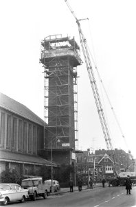 Koepel wordt op toren gehesen van Hervormde Gemeentekerk Emmen de toren, Bestanddeelnr 921-8865