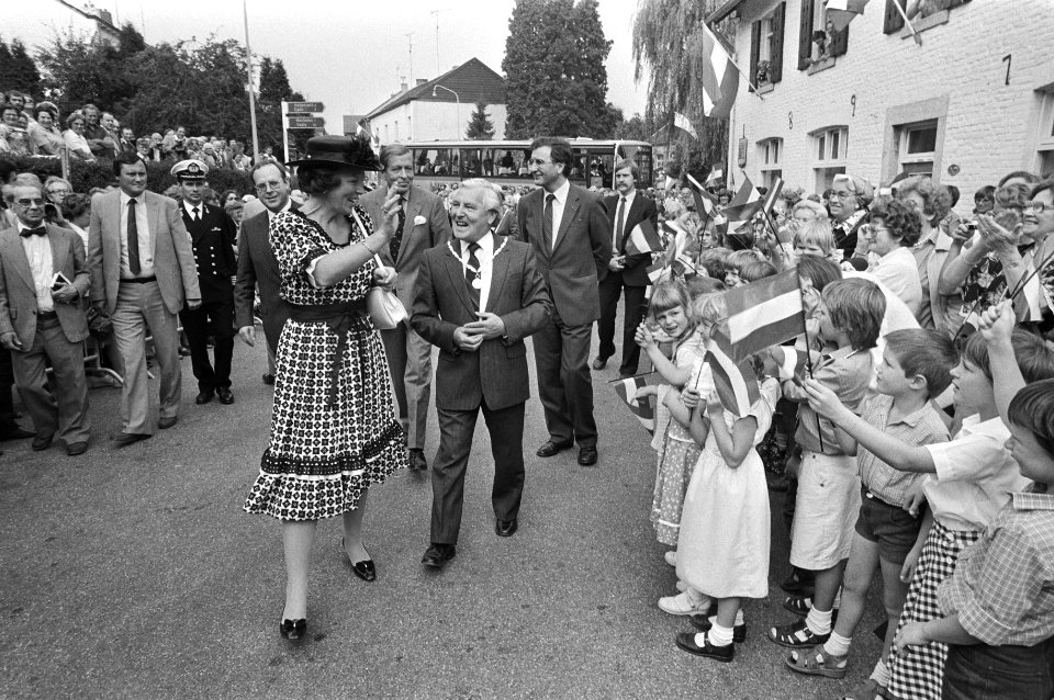 Koningin Beatrix, prins Claus en de burgemeester van Slenaken, F.L.H. Bogman, wa, Bestanddeelnr 931-6450