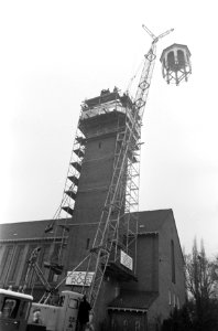 Koepel wordt op toren gehesen van Hervormde Gemeentekerk Emmen de koepel in de l, Bestanddeelnr 921-8863