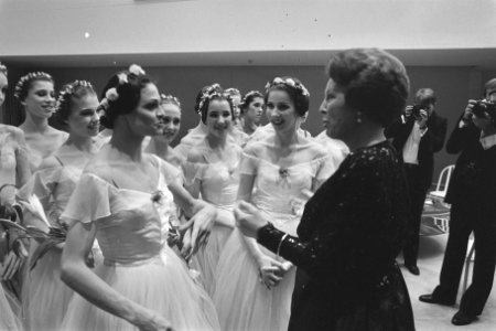 Koningin Beatrix bij 4e balletgala van Stichting Dansers Fonds79 in Amsterdam i., Bestanddeelnr 933-8666