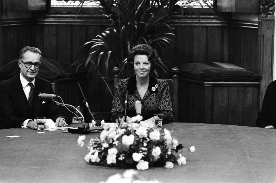 Koningin Beatrix, voorzitter van de Raad van State, en vice-voorzitter W. Scholt, Bestanddeelnr 931-7181