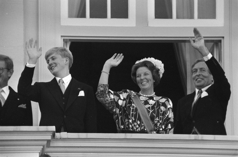 Koningin Beatrix, prins Claus en prins Willem-Alexander op het balkon van Paleis, Bestanddeelnr 934-0759