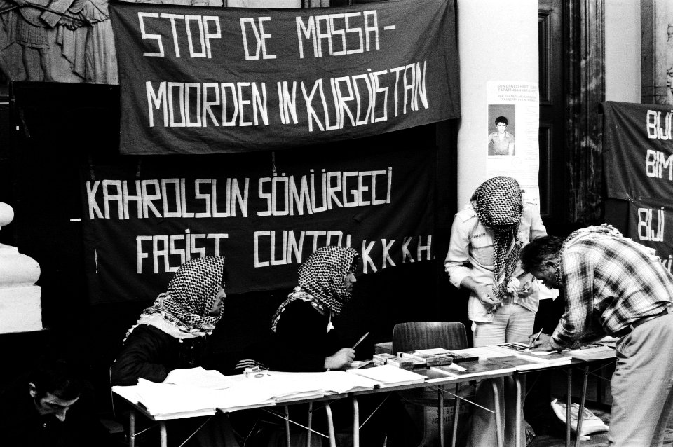 Koerdische Turken in Mozes en Aaronkerk in Amsterdam, uit protest tegen de processen tegen Koerden in Turkije, Bestanddeelnr 931-4394