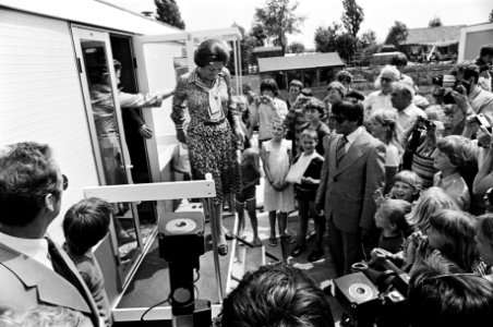 Koningin Beatrix bezoekt Lekkerkerk Koningin Beatrix verlaat de caravan van de , Bestanddeelnr 930-8791