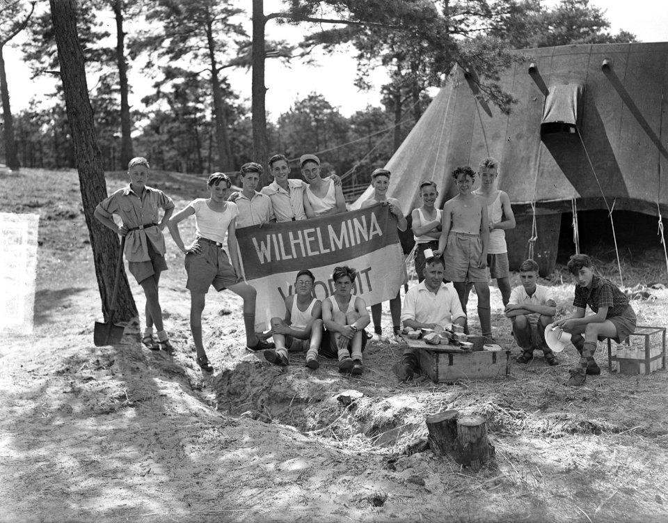 KNVB-kamp Wilhelmina Vooruit , W. Melkman , Lineaushof 81 , Amsterdam, Bestanddeelnr 903-5492